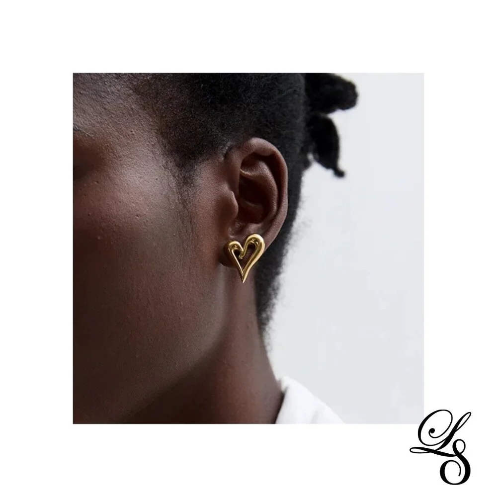 🌟 New 18K Gold Hollow Heart Stud Earrings 🌟 - Picture 3 of 3